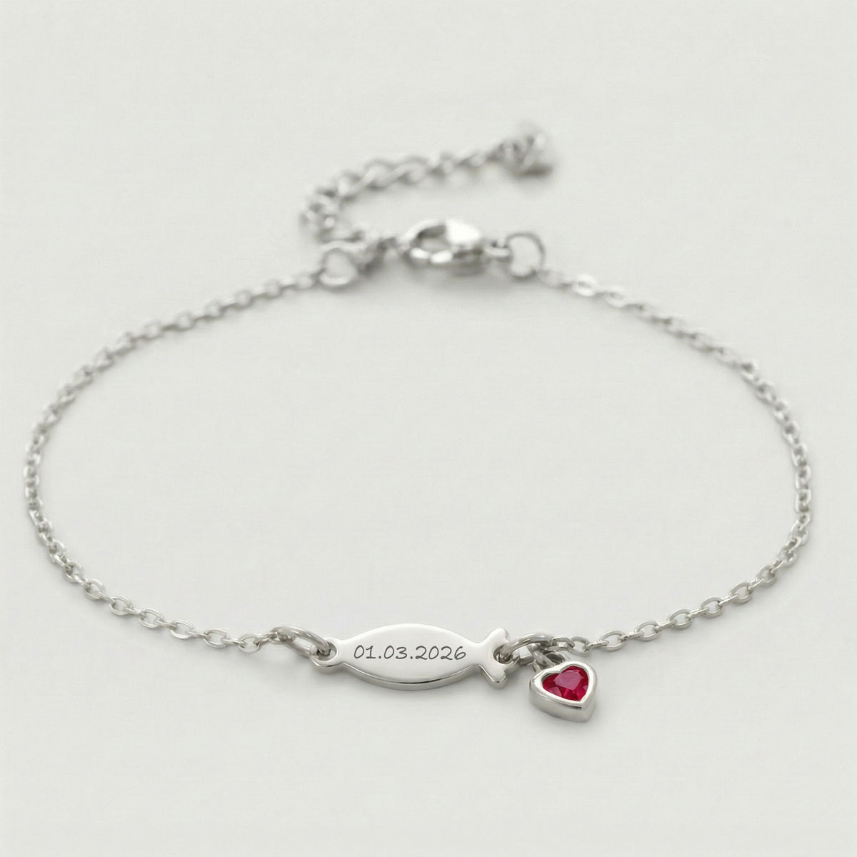 Ichthys Armband mit Geburtsstein – silbernes Armband mit Fisch-Datumsplättchen '01.03.2026' und rotem Herzstein