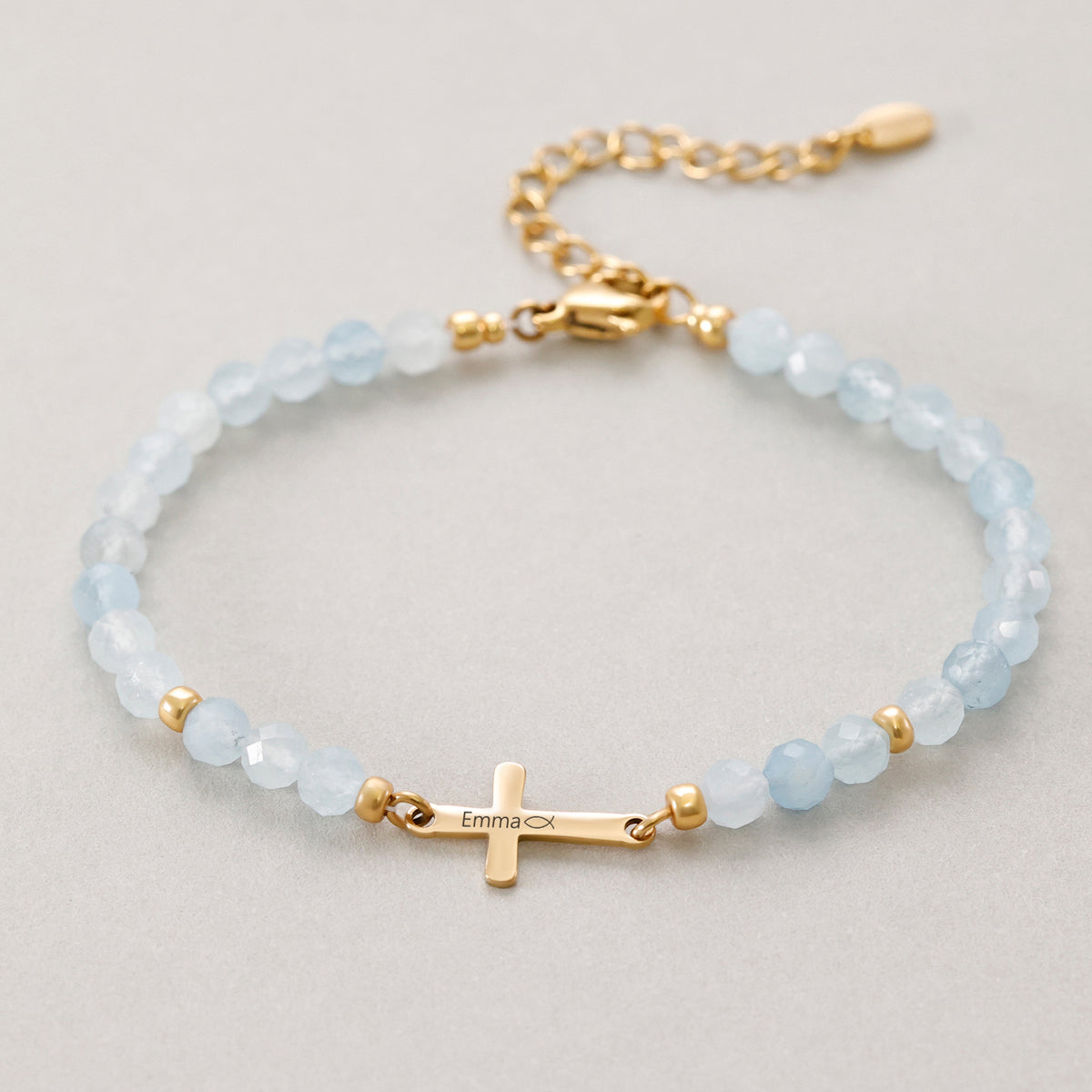 Aquamarin Kreuz Armband zur Kommunion – Kreuzanhänger mit graviertem Namen 'Emma' und Fischsymbol