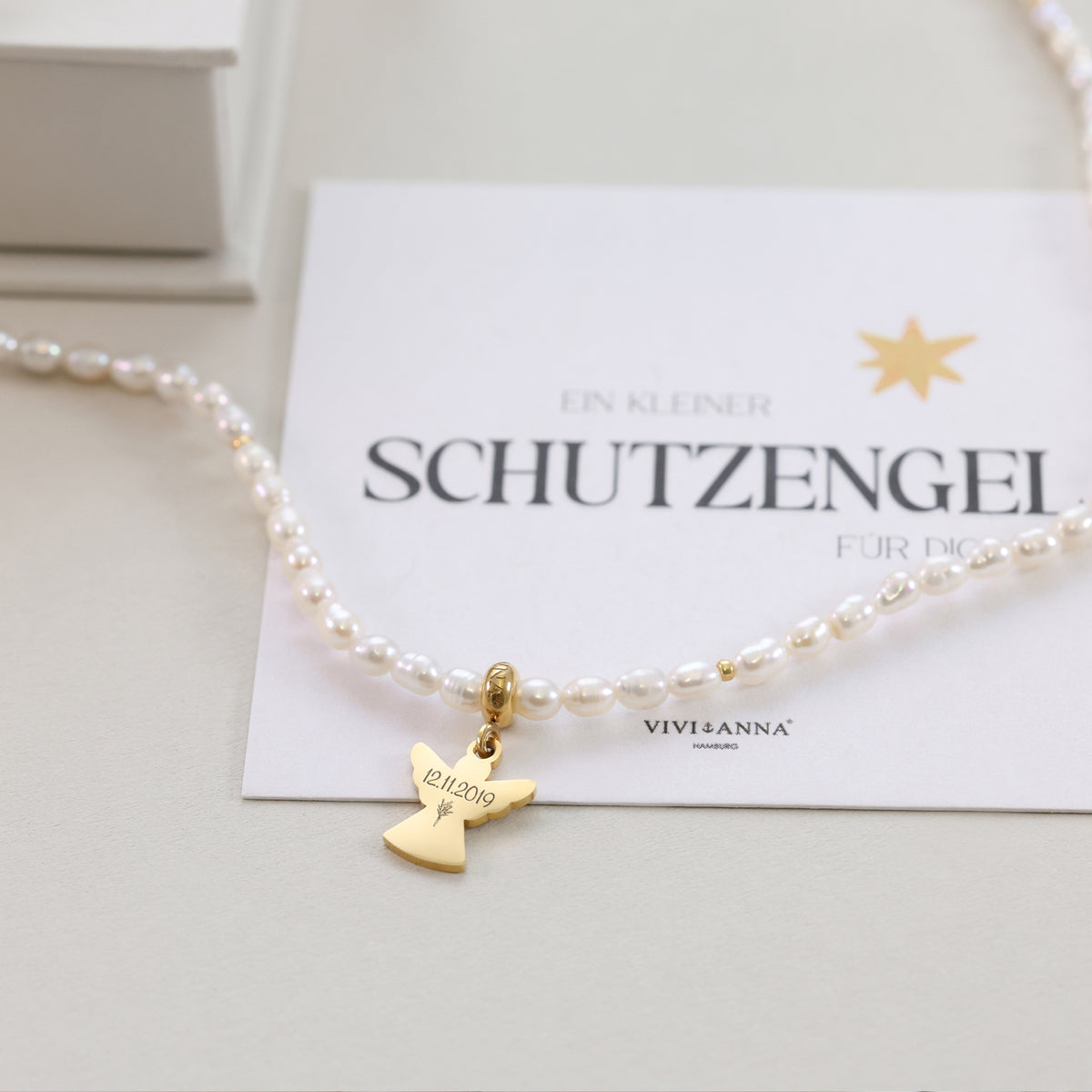 Schutzengel-Perlenkette mit graviertem Datum 12.11.2023 auf Grußkarte 'Ein kleiner Schutzengel'