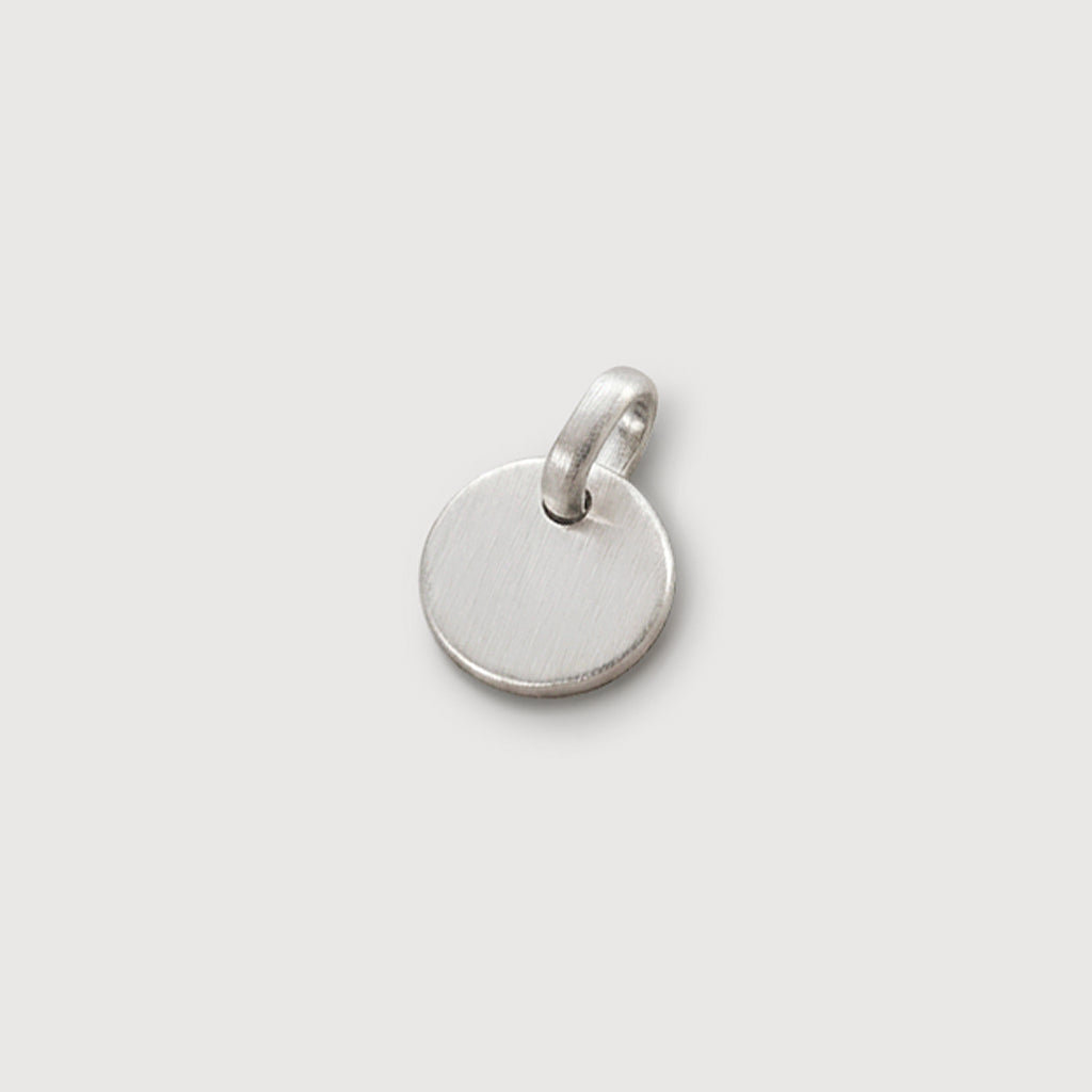Zusatz-Gravurplättchen 8mm rund matt in Silber – mattierte Oberfläche mit Öse