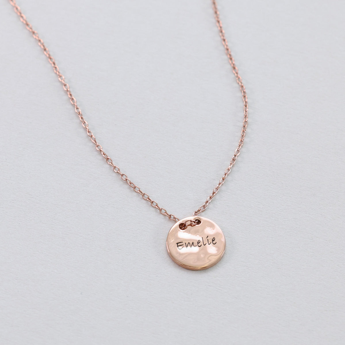 Hammerschlag-Plättchen Kette mit Gravur in Roségold, graviert mit Name Emelie