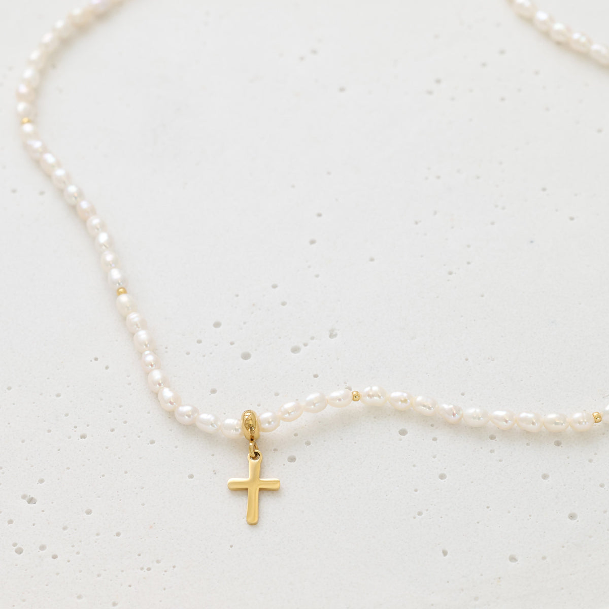 Süßwasserperlen Halskette mit Kreuz in Gold ohne Gravur, Nahaufnahme des schlichten Anhängers