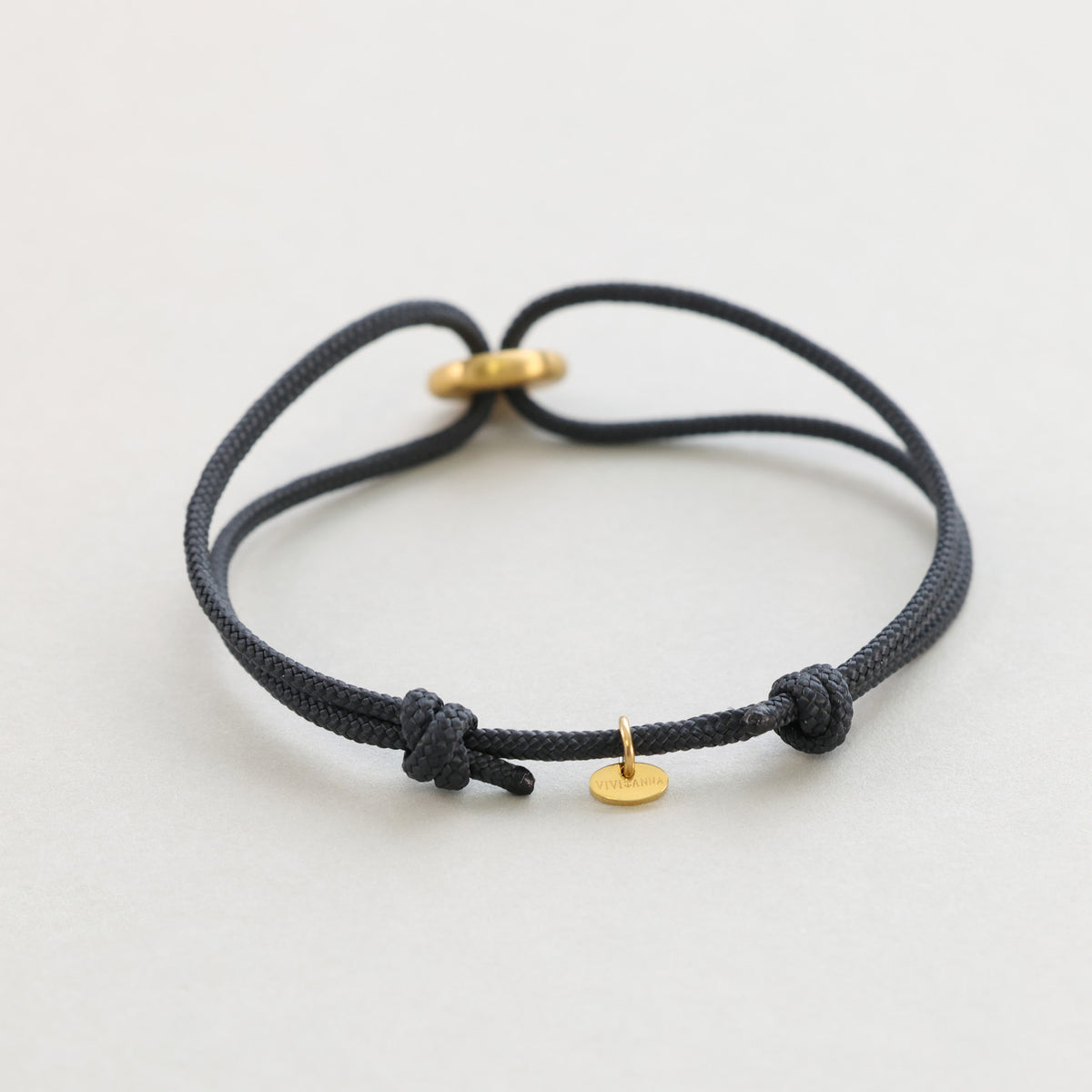 Segeltau Armband in Schwarz mit goldenem Ring-Verschluss und rundem VIVIANNA-Anhänger