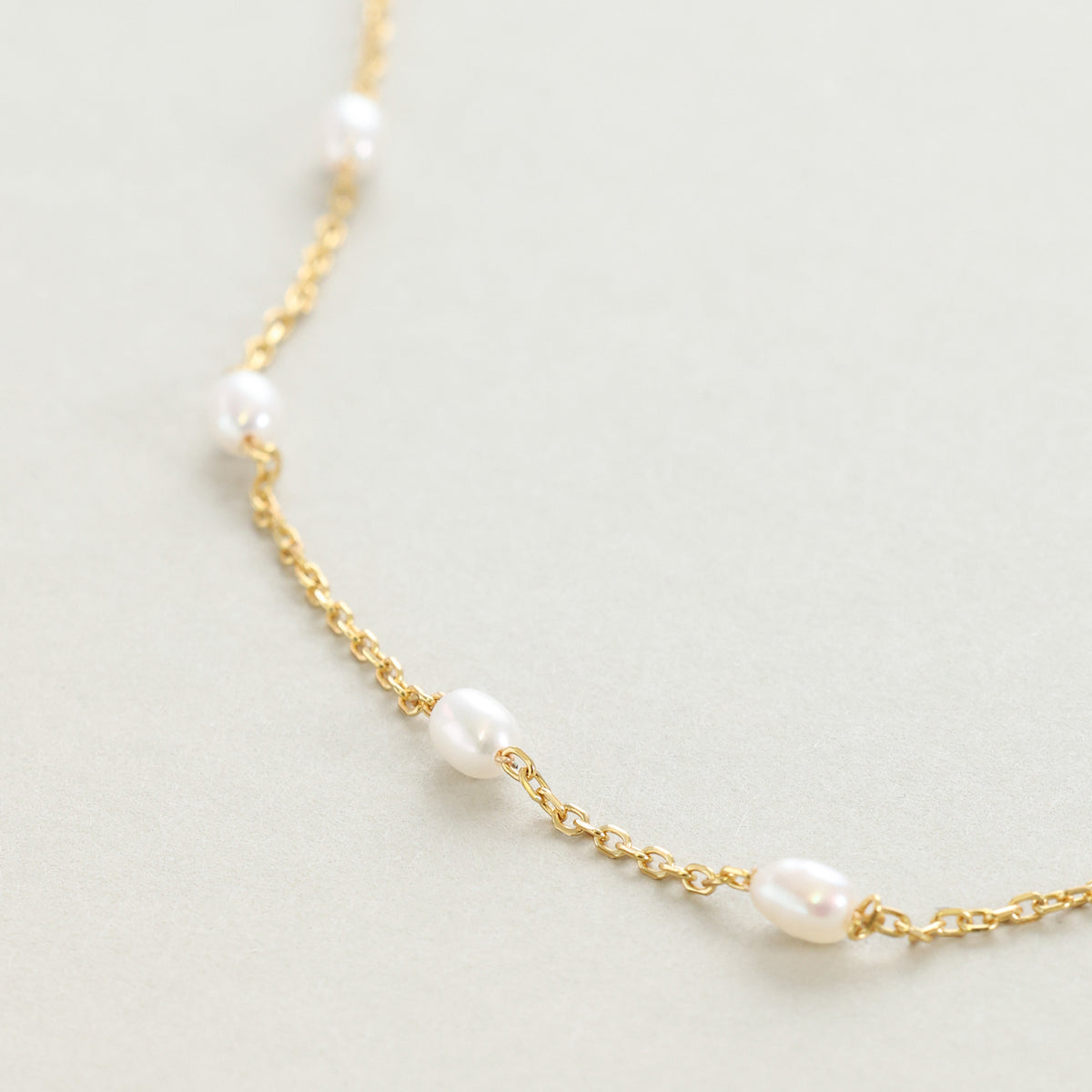 Zarte Kette mit Süßwasserperlen - 925 Sterling Silber, Nahaufnahme der Perlen entlang der feinen Kette