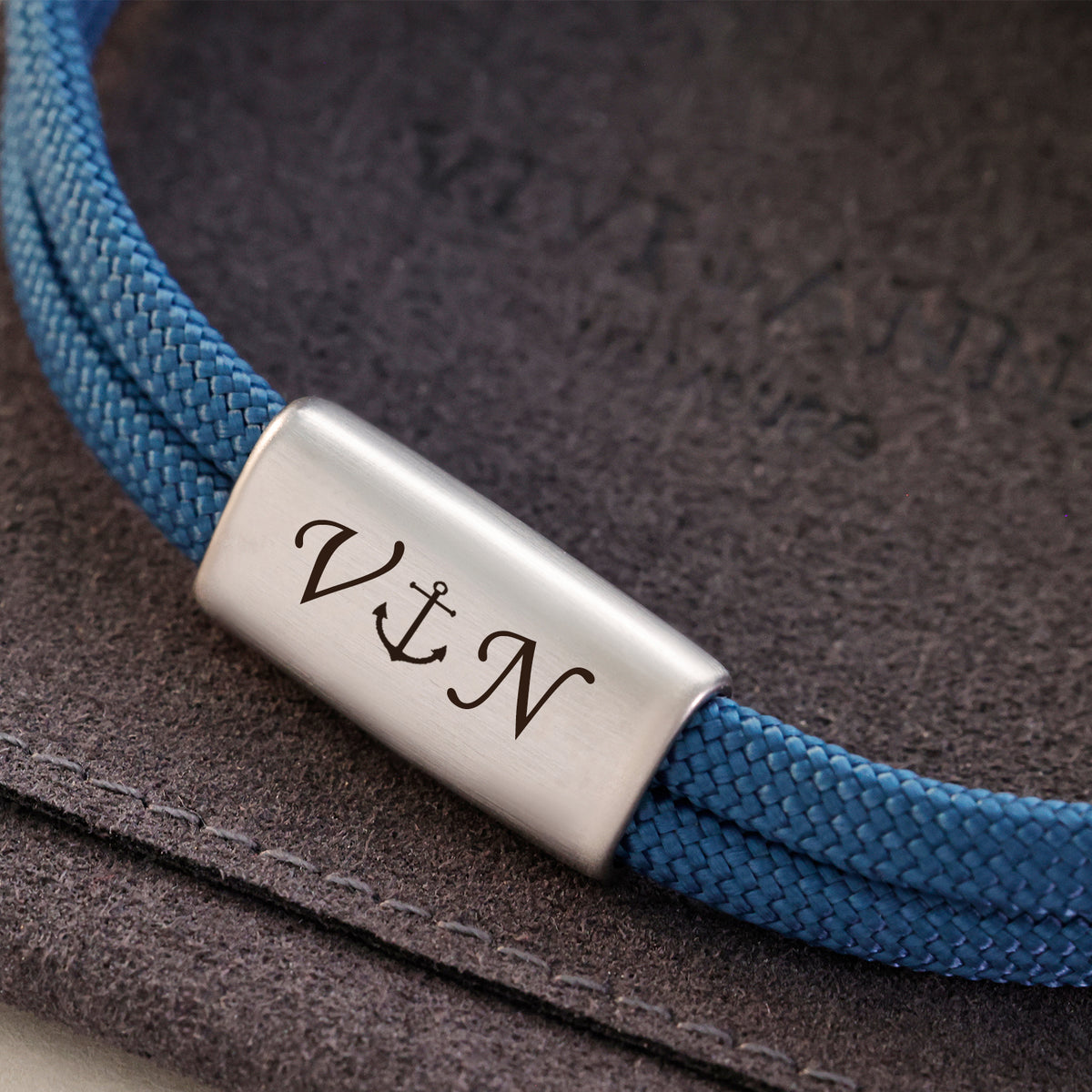 Personalisiertes Segeltau Armband mit Gravur zur Kommunion – Detailaufnahme mit Initialen und Ankersymbol
