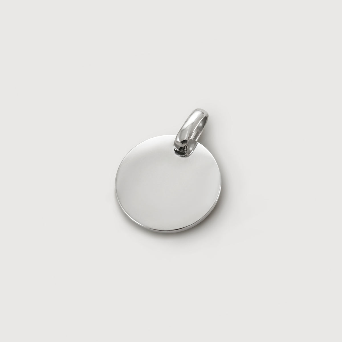 Zusatz-Gravurplättchen 12mm rund in Silber – glänzende Oberfläche mit Öse