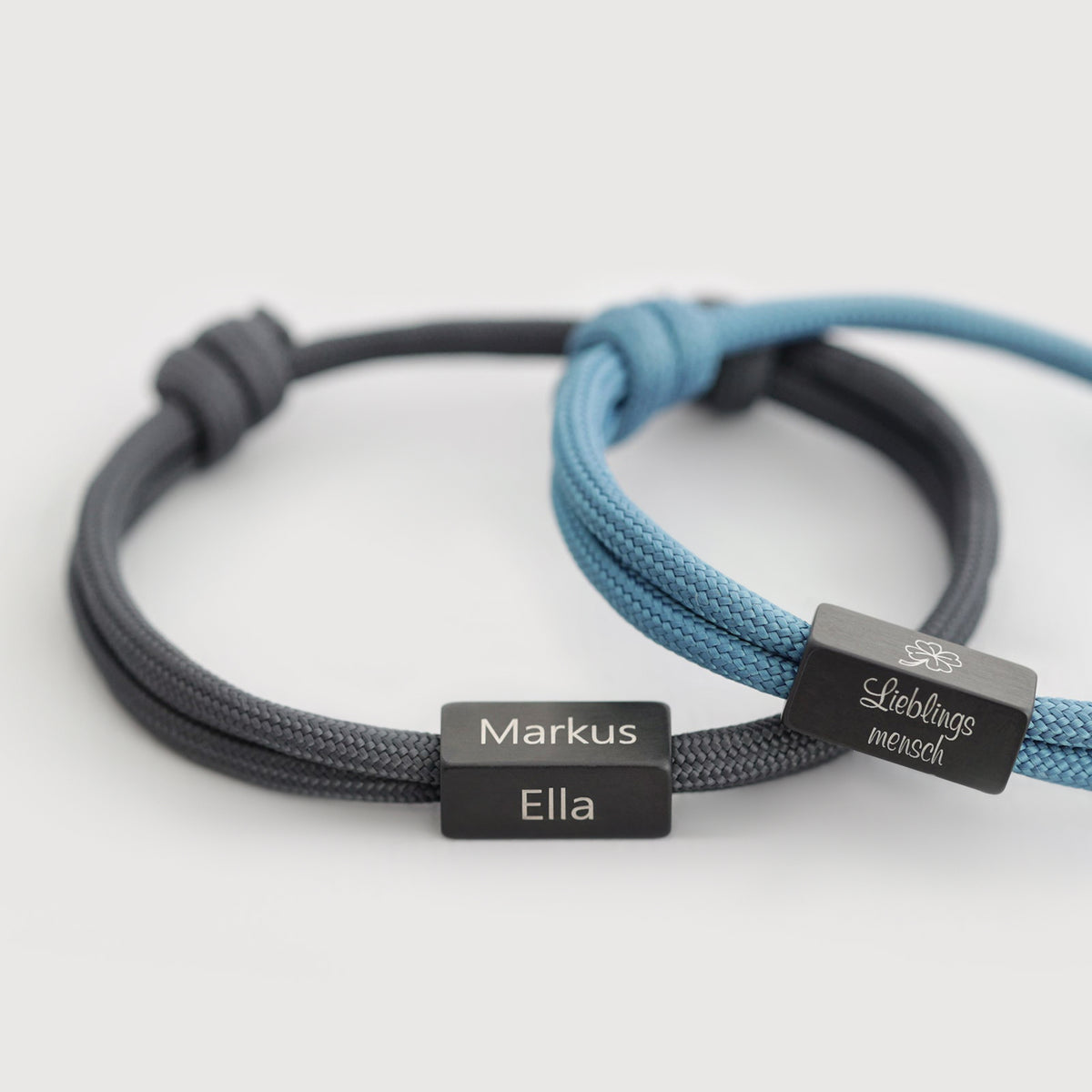 Zwei Segeltau-Partnerarmbänder in Grau und Blau mit Gravur Markus, Ella und Lieblingsmensch