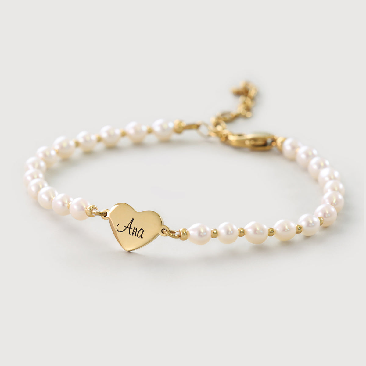 Süßwasser-Perlenarmband mit goldenem Herz-Anhänger, graviert mit Namen Ana