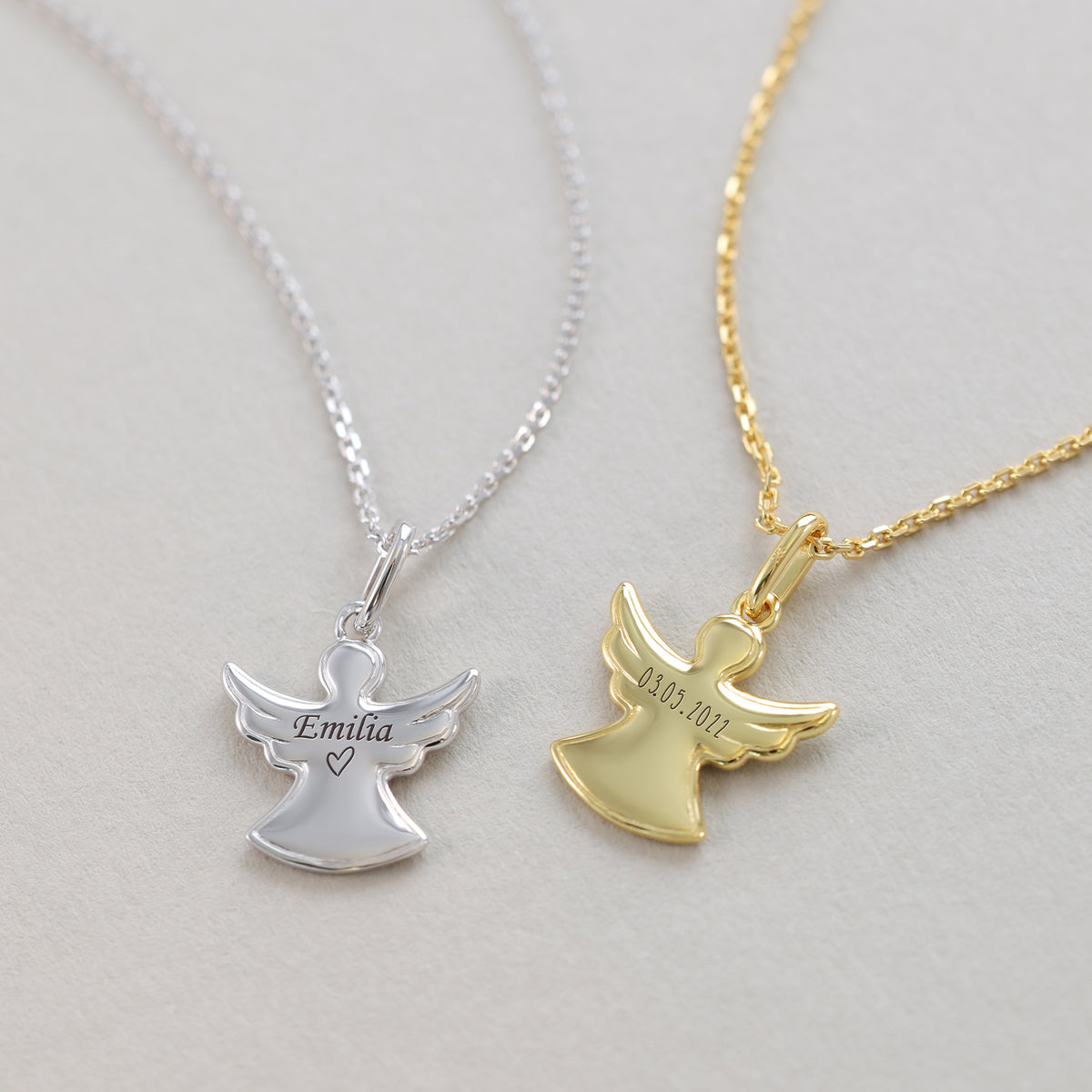 Schutzengel Halskette mit Gravur – Silber mit Emilia und Herzmotiv neben Gold mit Datum 03.05.2022