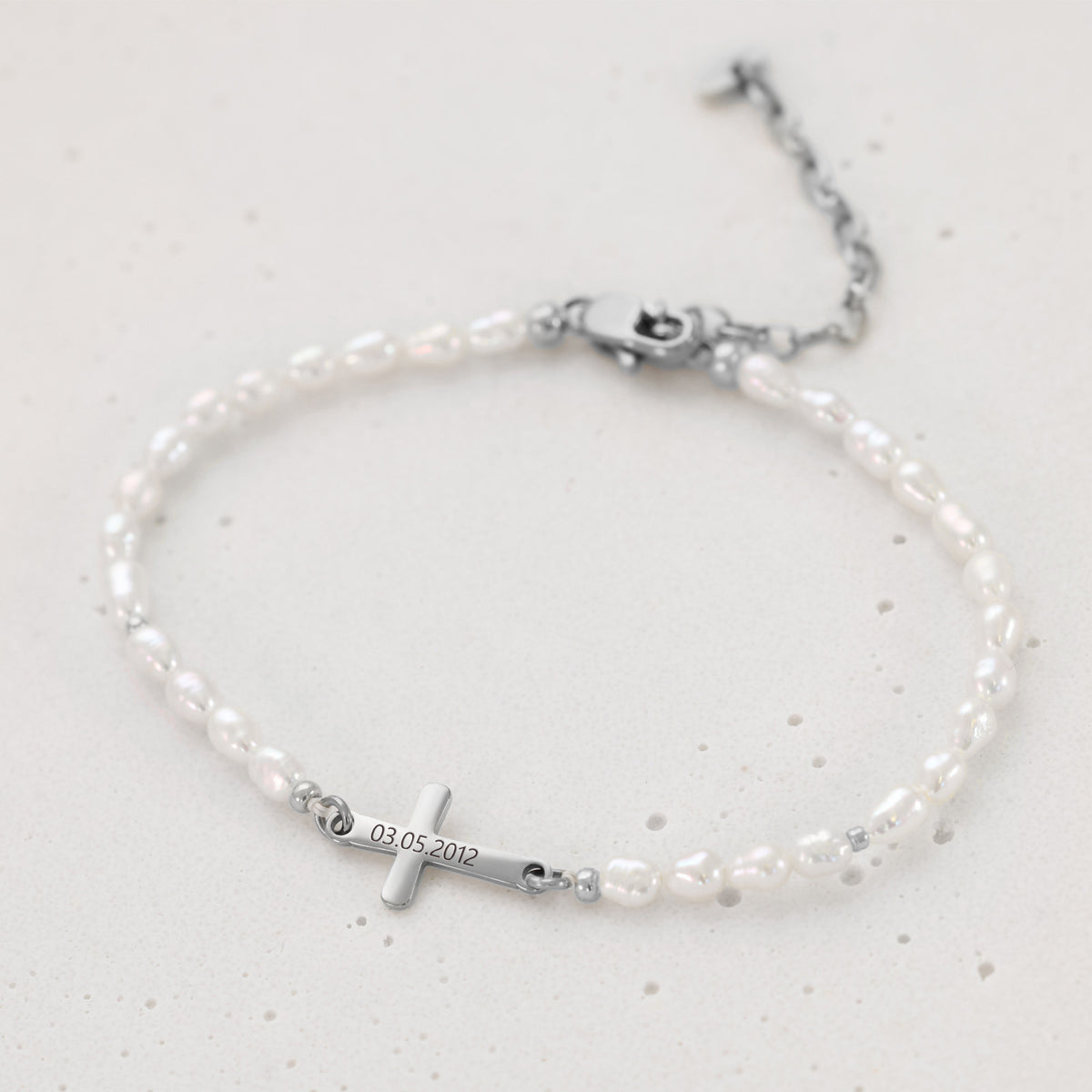 Süßwasserperlenarmband mit Kreuz in Silber, graviert mit Datum 03.05.2012