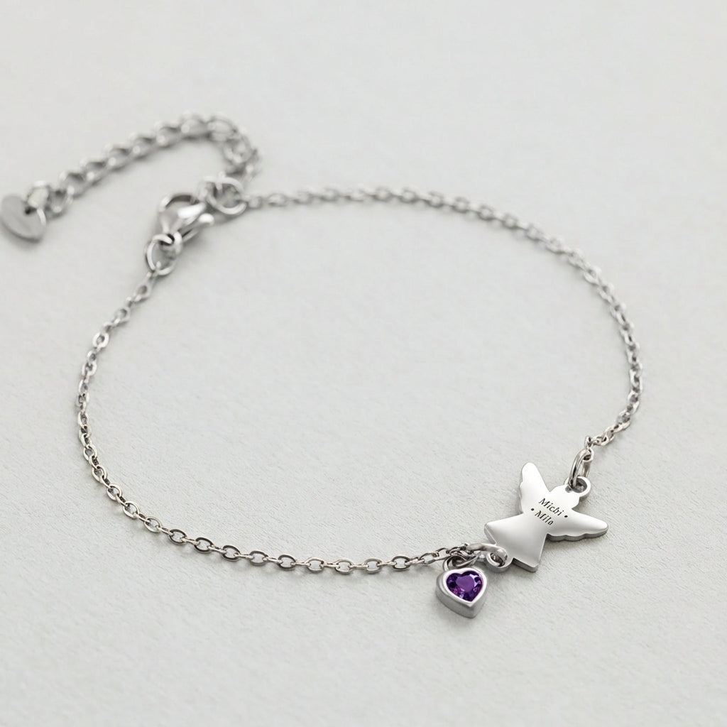 Engel Armband mit Zirkonia Geburtsstein in Silber – Flatlay mit graviertem Engelsanhänger und violettem Stein