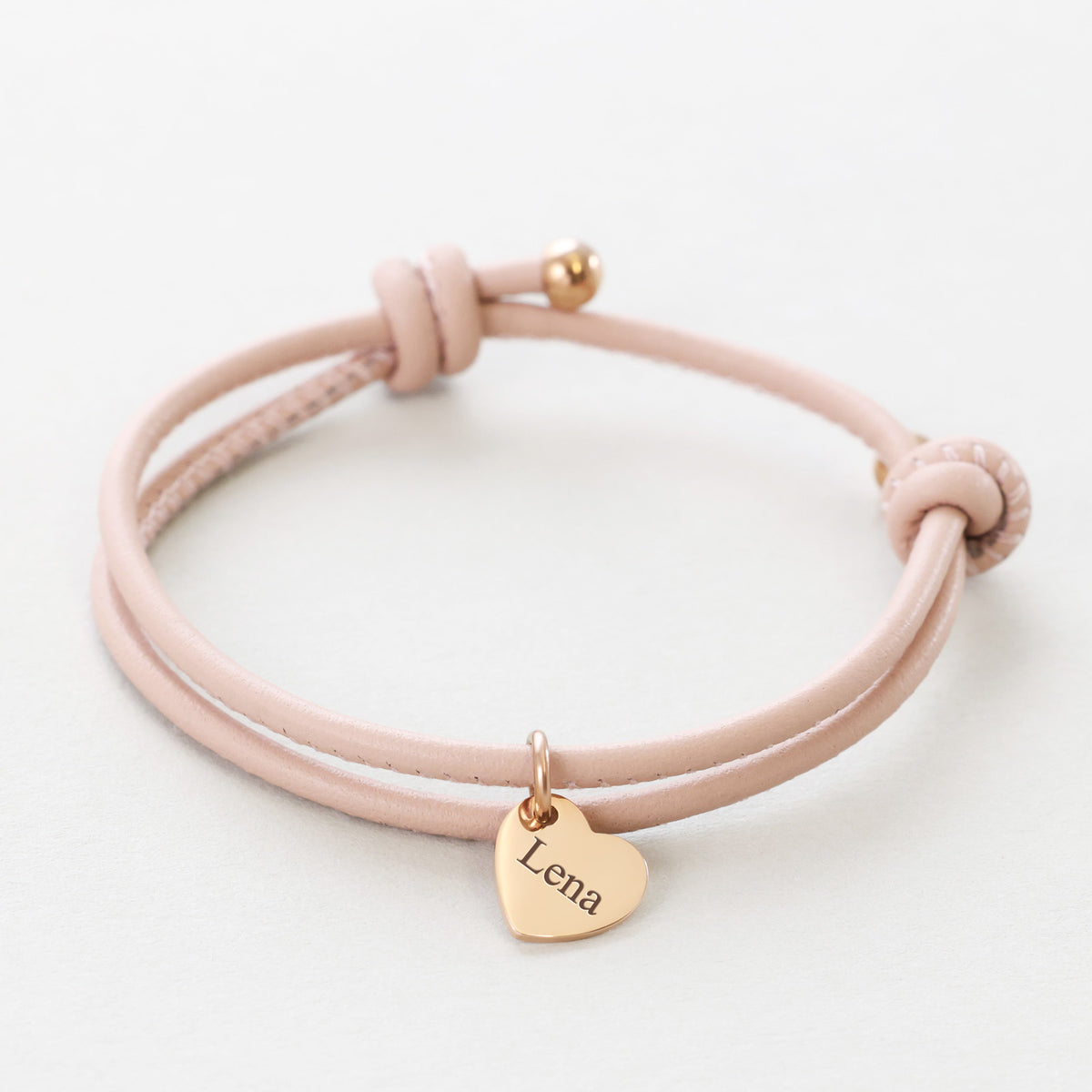 Herz-Anhänger Lederarmband mit Gravur in Rosé – einzelner goldener Herzanhänger mit dem Namen 'Lena'