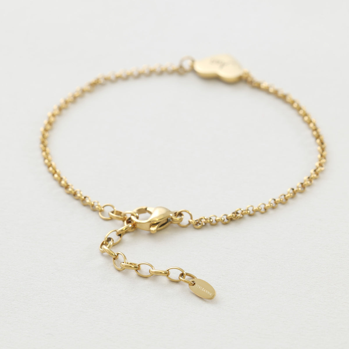Verschluss des Herz-Armbands in Gold mit Herzanhänger und VIVIANNA-Kettenglied im Detail