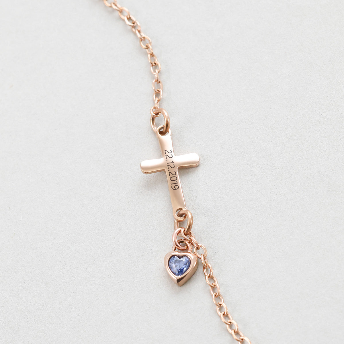 Kreuzarmband mit Herz-Geburtsstein – roségoldenes Armband graviert mit Datum '22.12.2019', Nahaufnahme