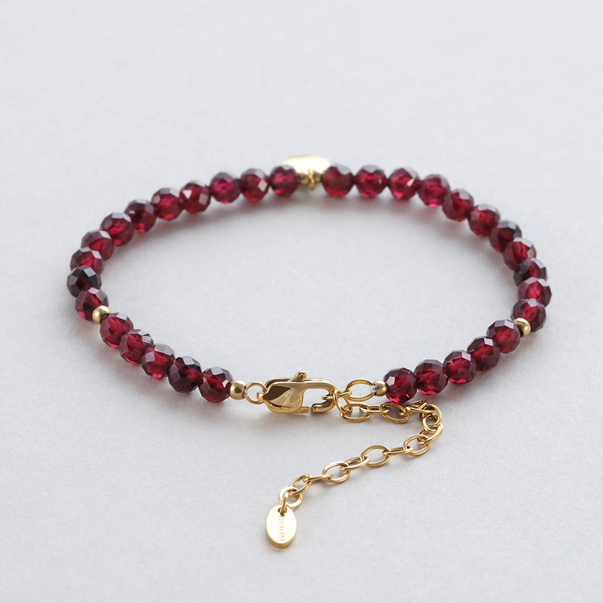Granat-Armband mit Verschluss und Verlängerungskette, facettierte rote Perlen im Detail