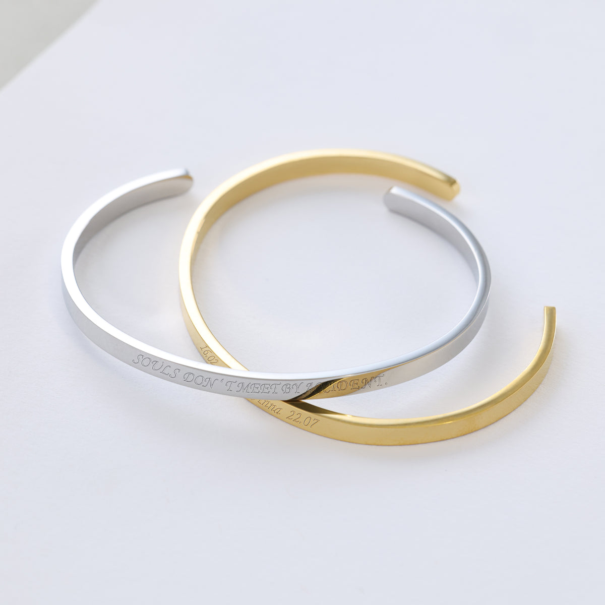 Personalisierte Armreifen in Silber und Gold mit graviertem Spruch und Datum