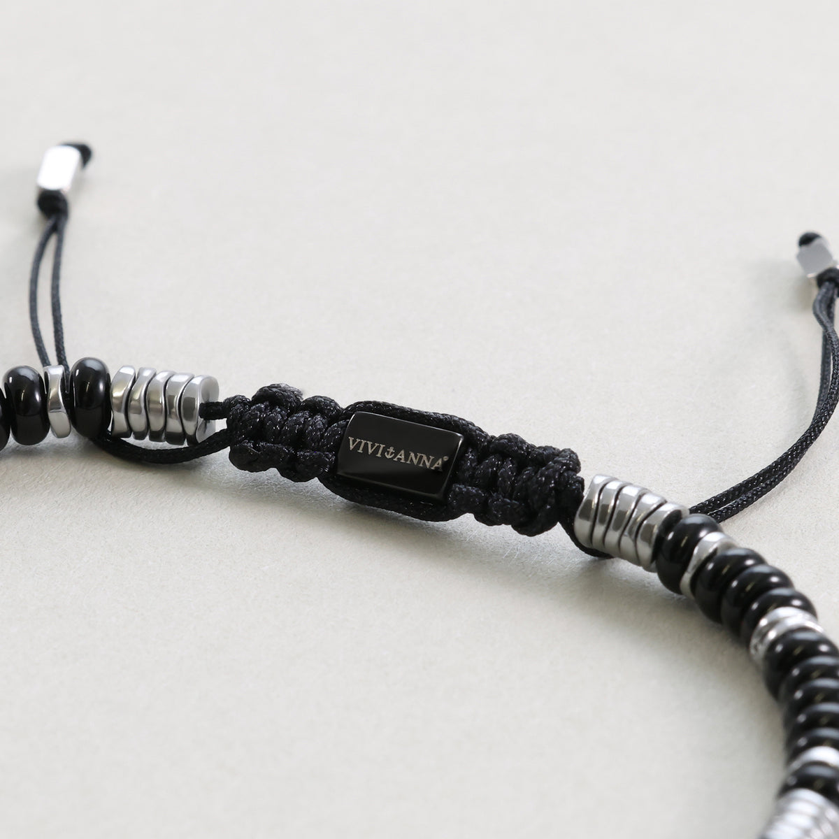 Edelsteinarmband mit schwarzem Onyx und Hämatit – Nahaufnahme des Verschlusses mit VIVIANNA-Gravurperle