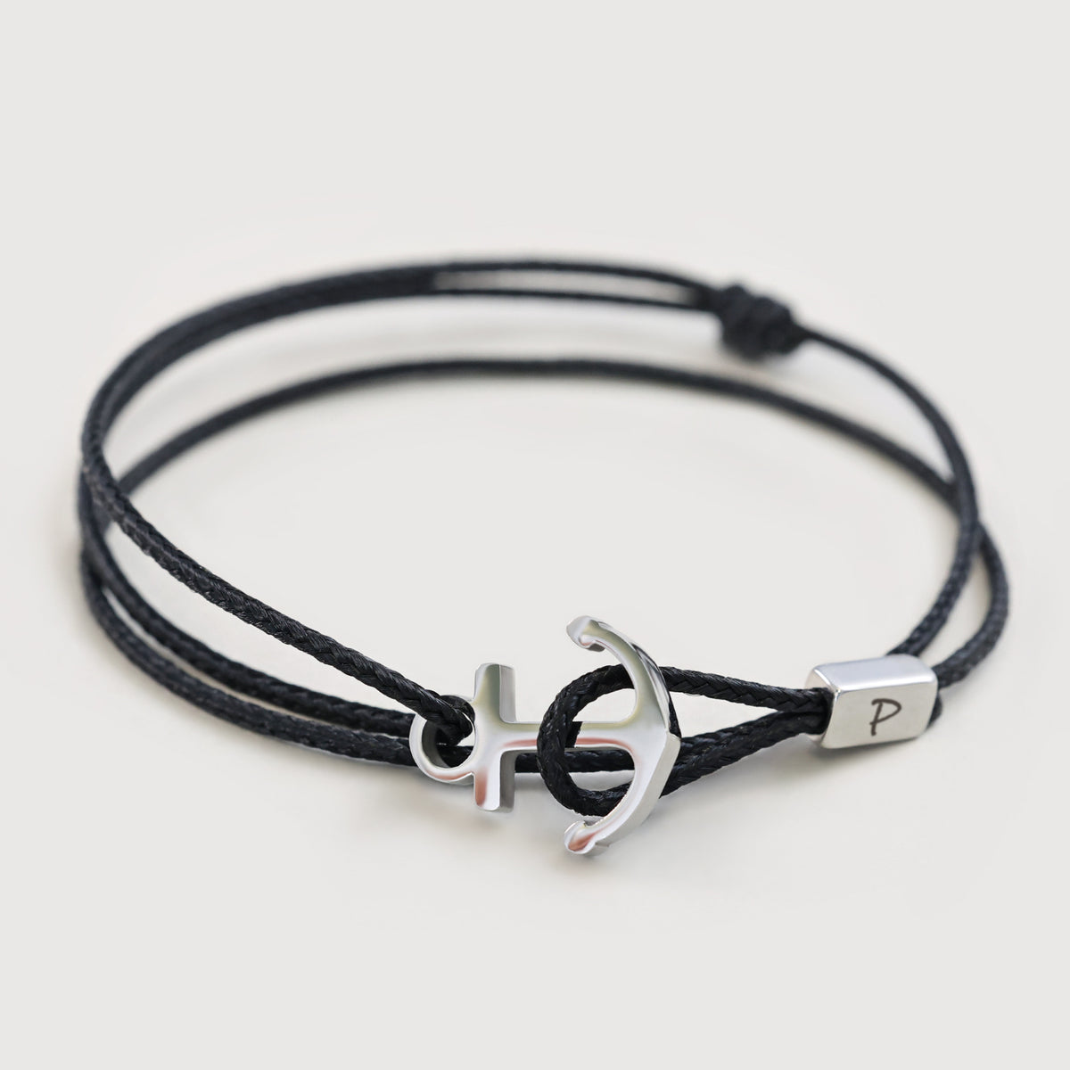 Unisex Armband mit Ankerhaken & Gravur in Schwarz – silberner Anker mit Initiale P am Verschlussteil