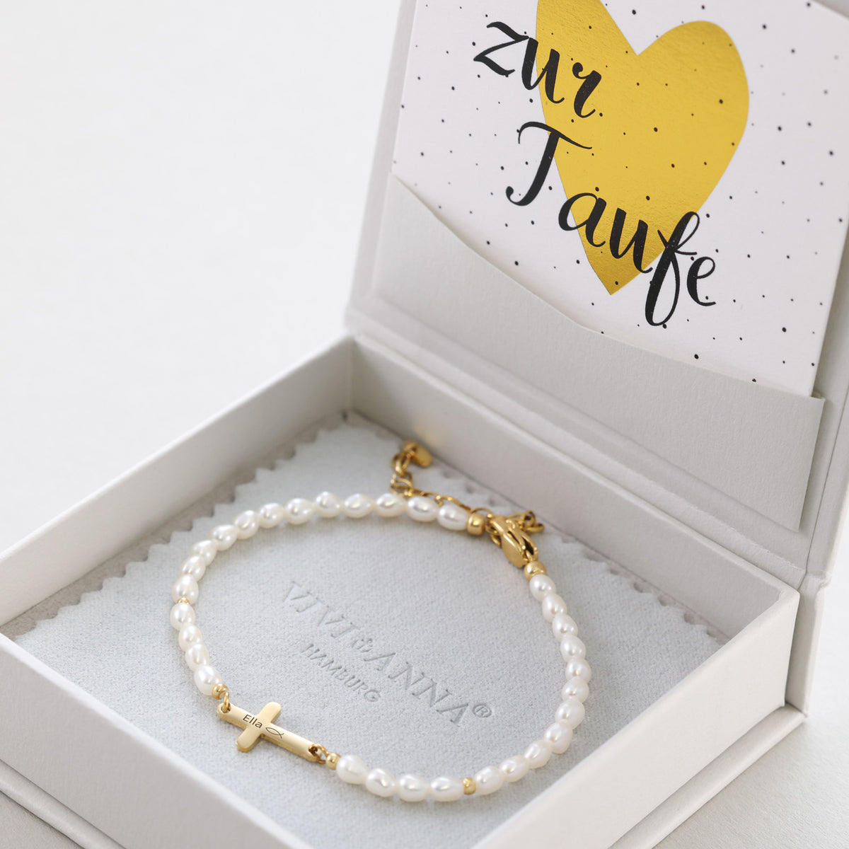 Perlenarmband mit Kreuz-Anhänger in Geschenkbox mit goldenem Herz-Kartenmotiv zur Taufe
