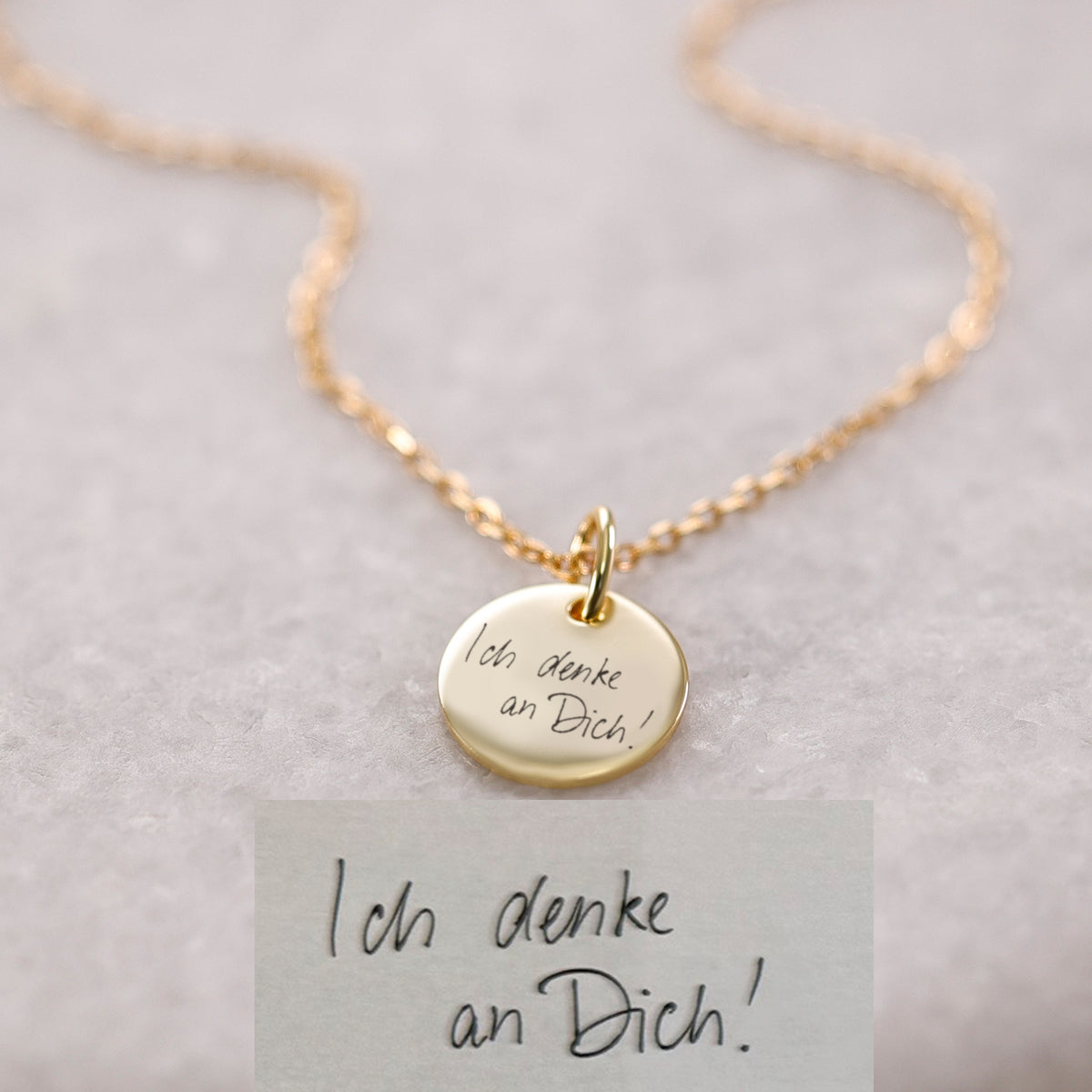 Goldkette mit ovalem Plättchen und eingravierter Handschrift 'Ich denke an Dich' neben Vorlage