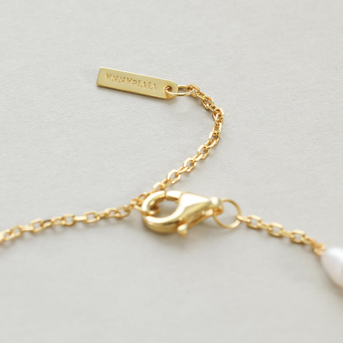 Feines Armband mit kleinen Süßwasserperlen - 925er Sterling Silber, Verschluss mit graviertem Anhänger im Detail