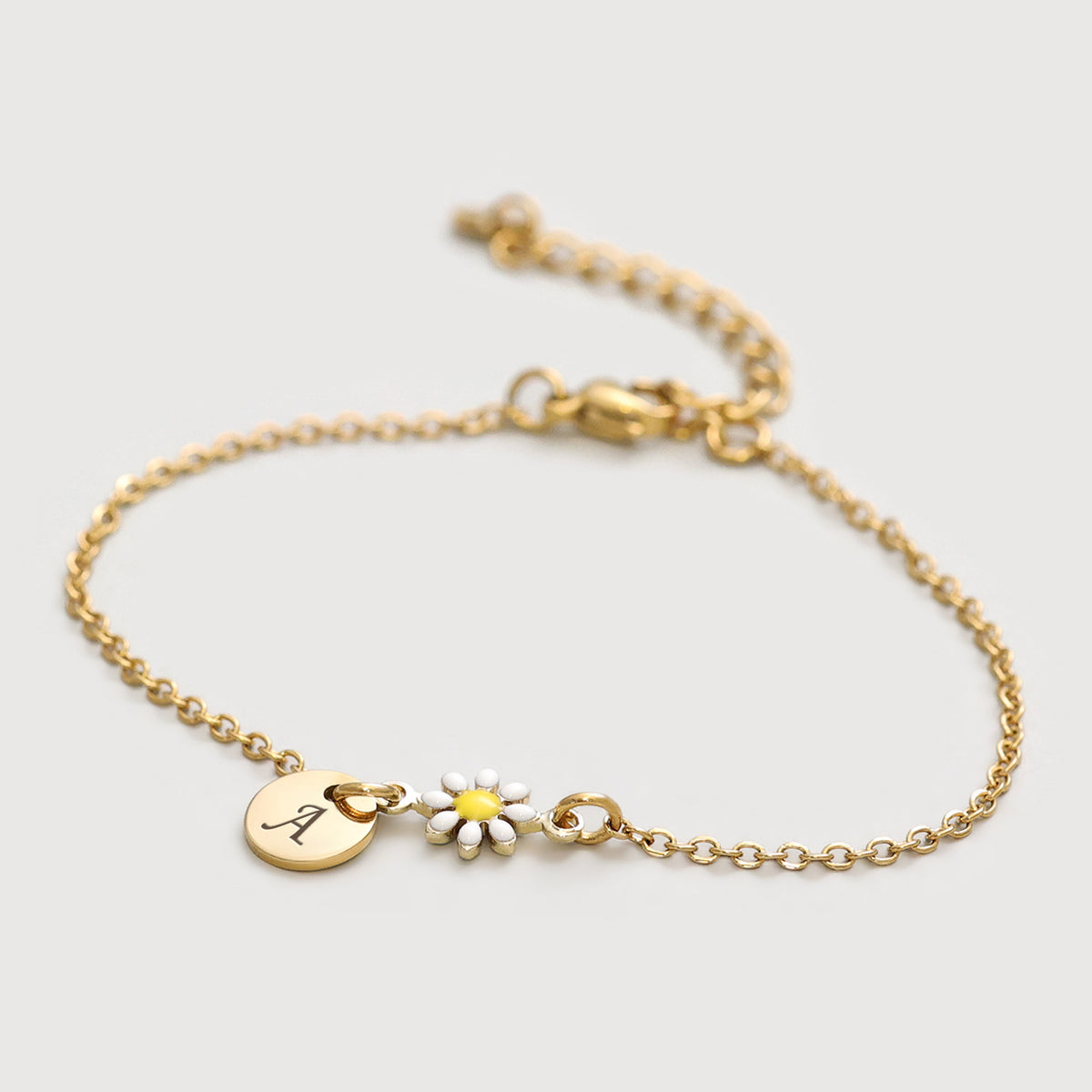 Gänseblümchen Armkette mit Gravurplättchen – Armband flach liegend mit graviertem Buchstaben A und Blüte