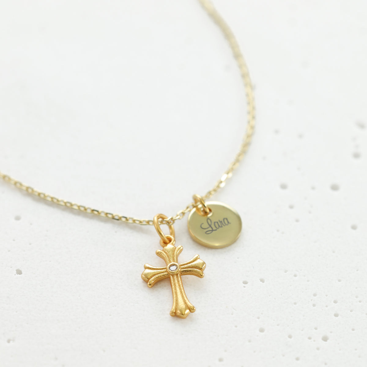 Feine Kreuzkette mit Zirkonia und Gravurplättchen - 925 Sterling Silber, Kreuz und Plättchen 'Lara' seitlich beleuchtet