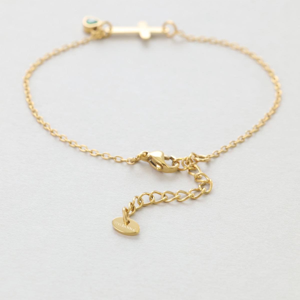 Kreuz Armband mit Zirkonia Geburtsstein in Gold – Detailansicht von Verschluss, Verlängerungskette und VIVIANNA-Anhänger