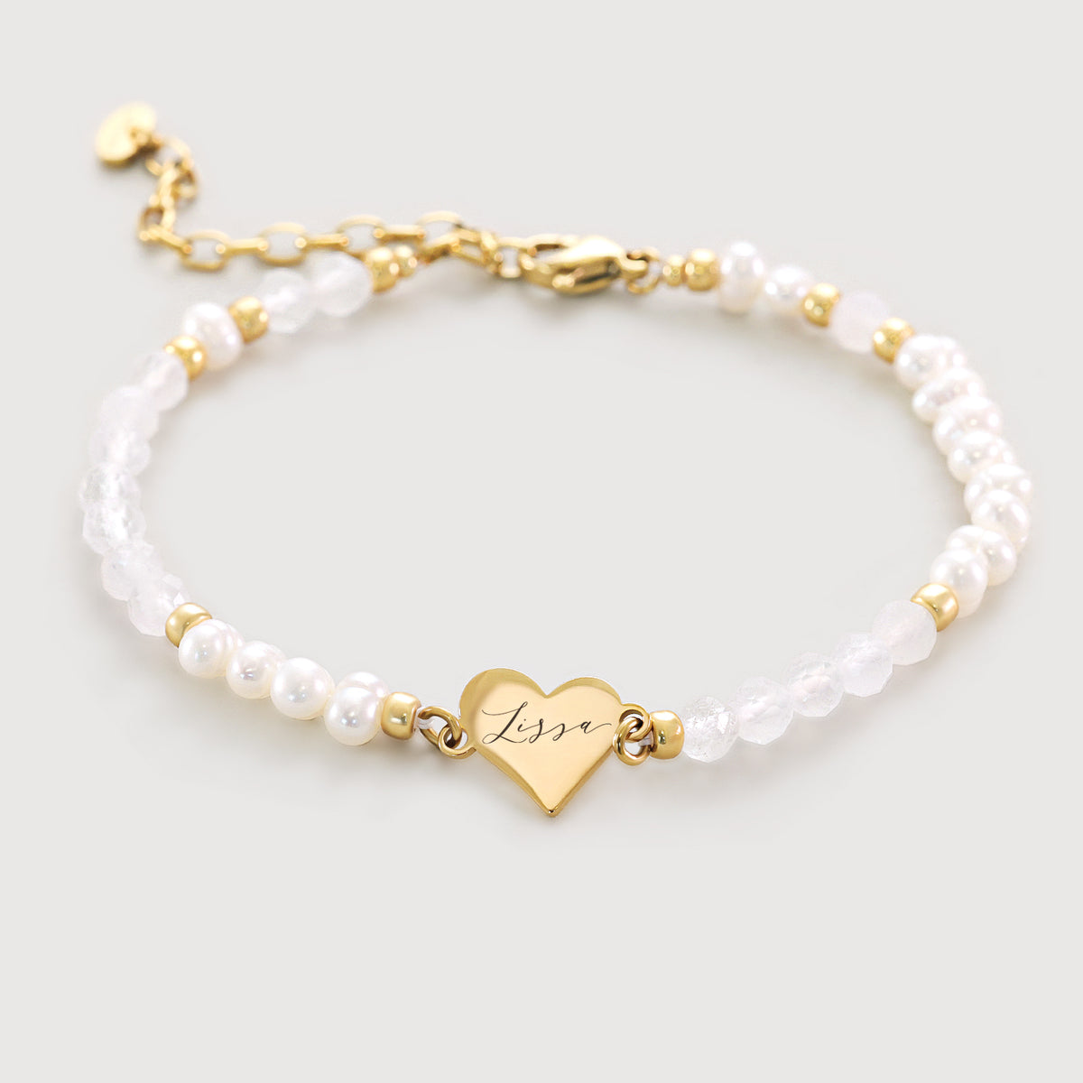 Süßwasserperlen & Mondstein Herz-Armband mit Gravur 'Lissa' in Gold, freigestellt