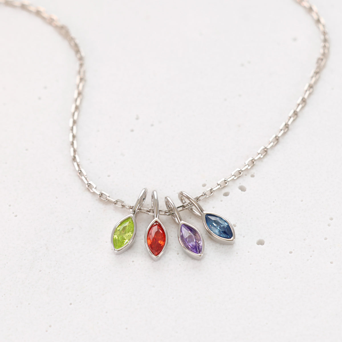 Geburtsstein-Kette mit vier Navette-Anhängern aus Zirkonia in Silber – Grün, Rot, Lila und Blau