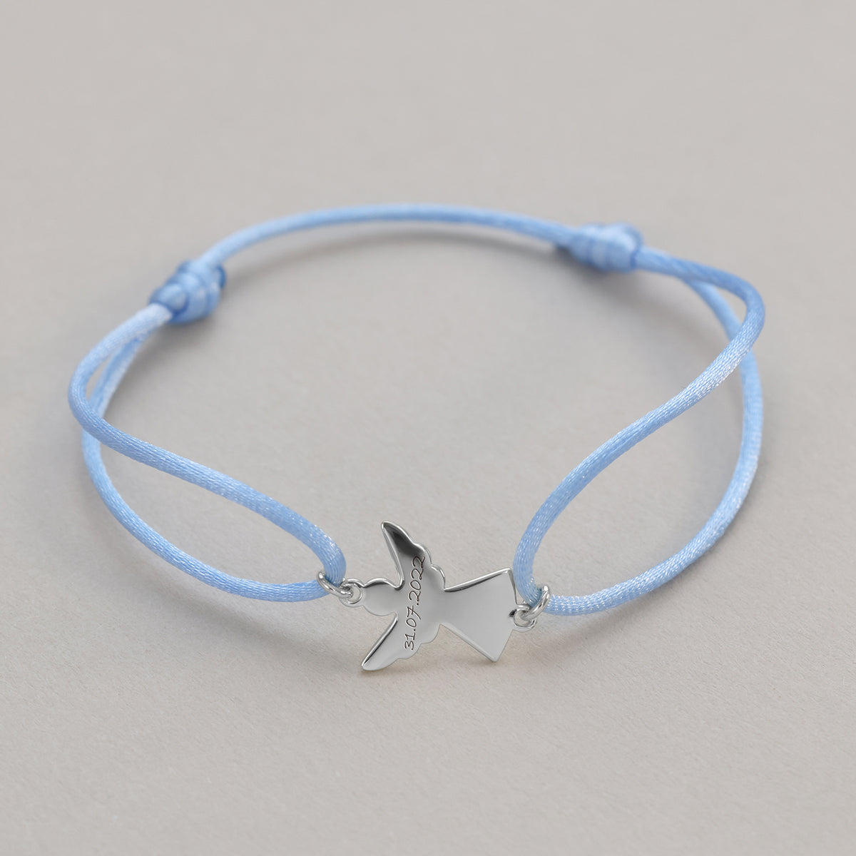 Hellblaues Satinarmband mit silbernem Schutzengel und eingravierter Datumszeile