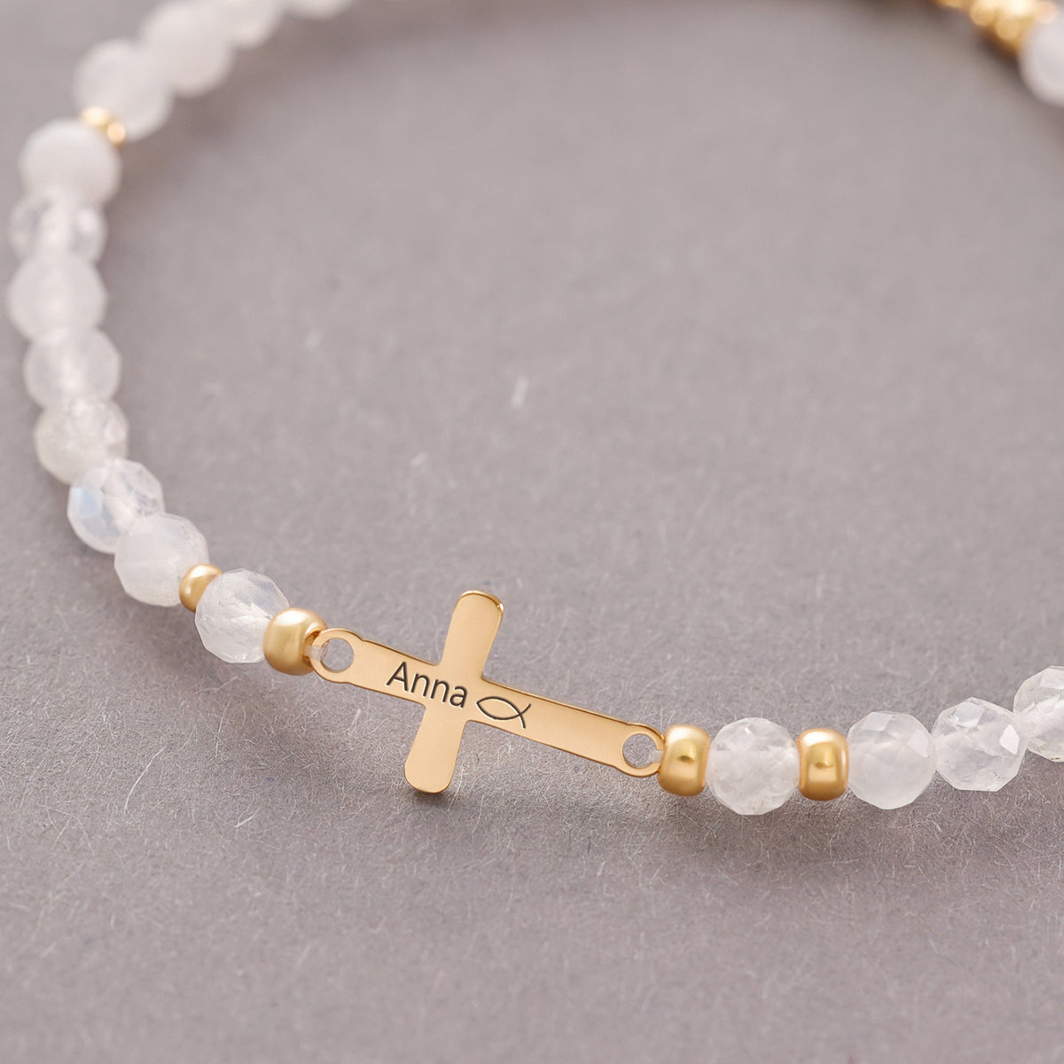 Armband aus Mondstein-Perlen mit goldenem Kreuz und Gravur 'Anna' mit Fischsymbol