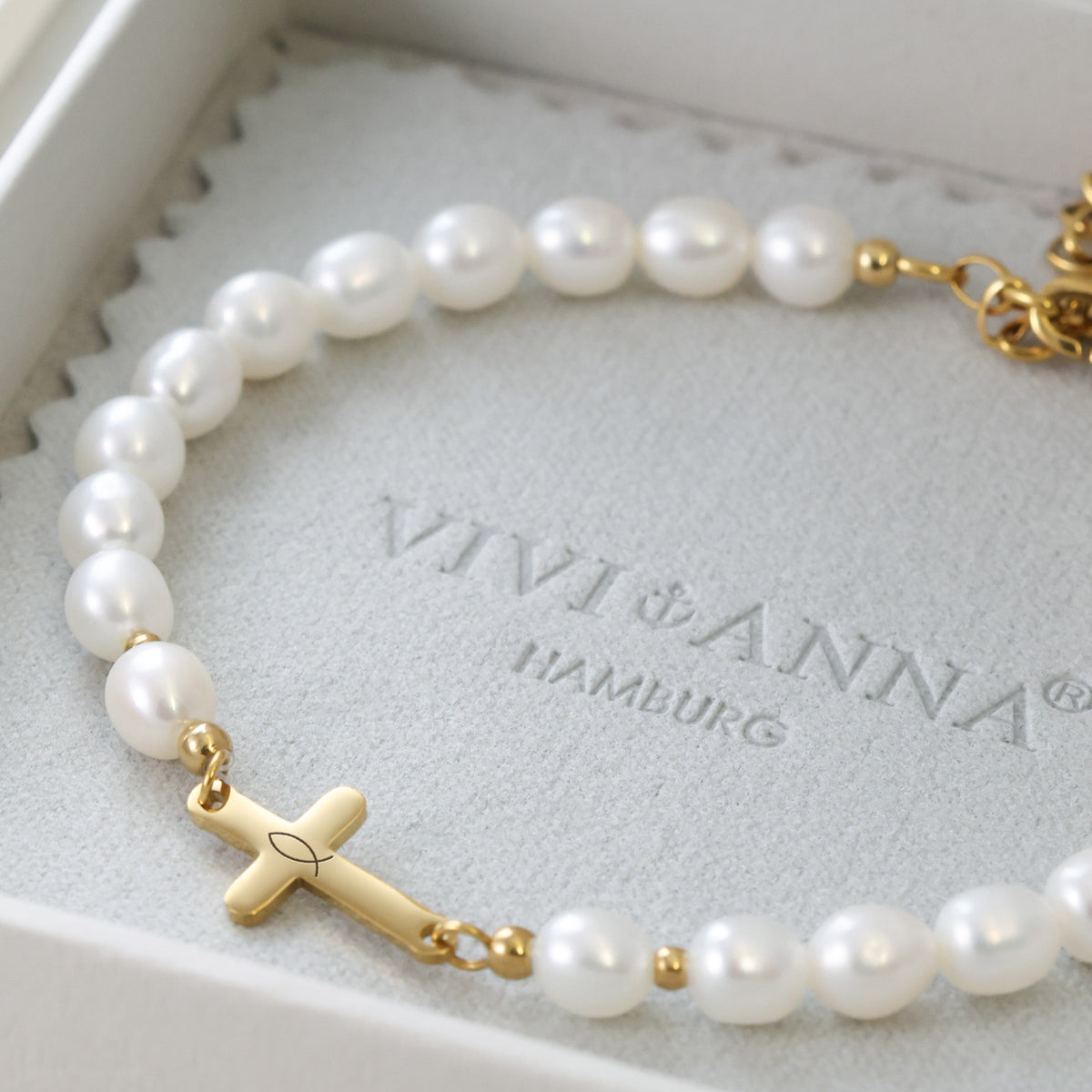 Armband mit Süßwasserperlen und Kreuz in Gold in der VIVI&ANNA Geschenkbox
