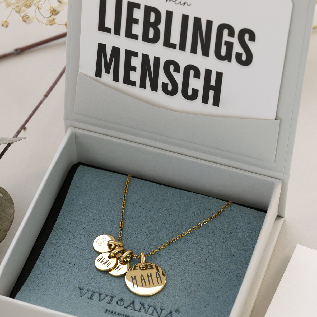 Familienkette in Gold mit mehreren Gravurplättchen in Geschenkbox mit Karte 'Lieblingsmensch'
