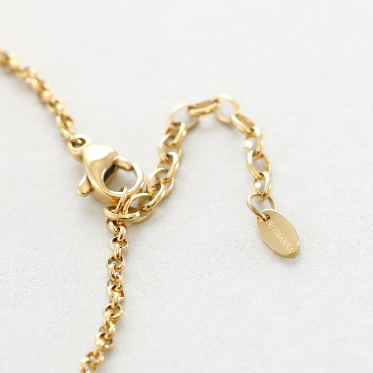 Personalisiertes Armband mit Gravur in Gold – Karabinerverschluss mit VIVIANNA Anhänger im Detail