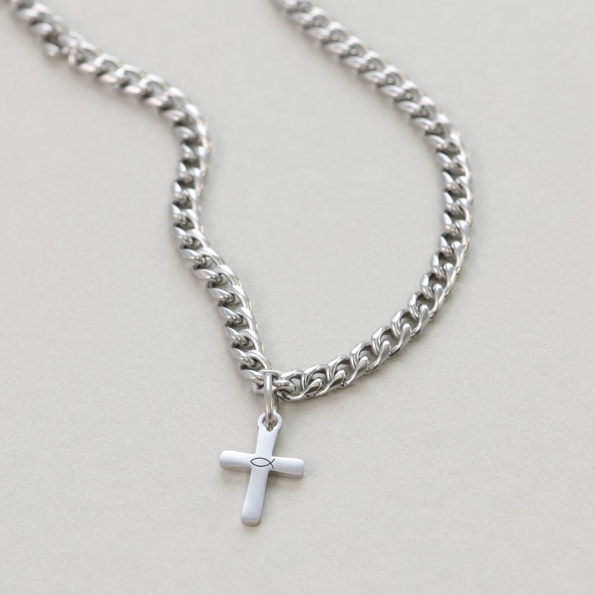 Personalisierte Herren Halskette mit Mini-Kreuzanhänger – silberne Kette mit Kreuz und kleinem Fisch-Symbol