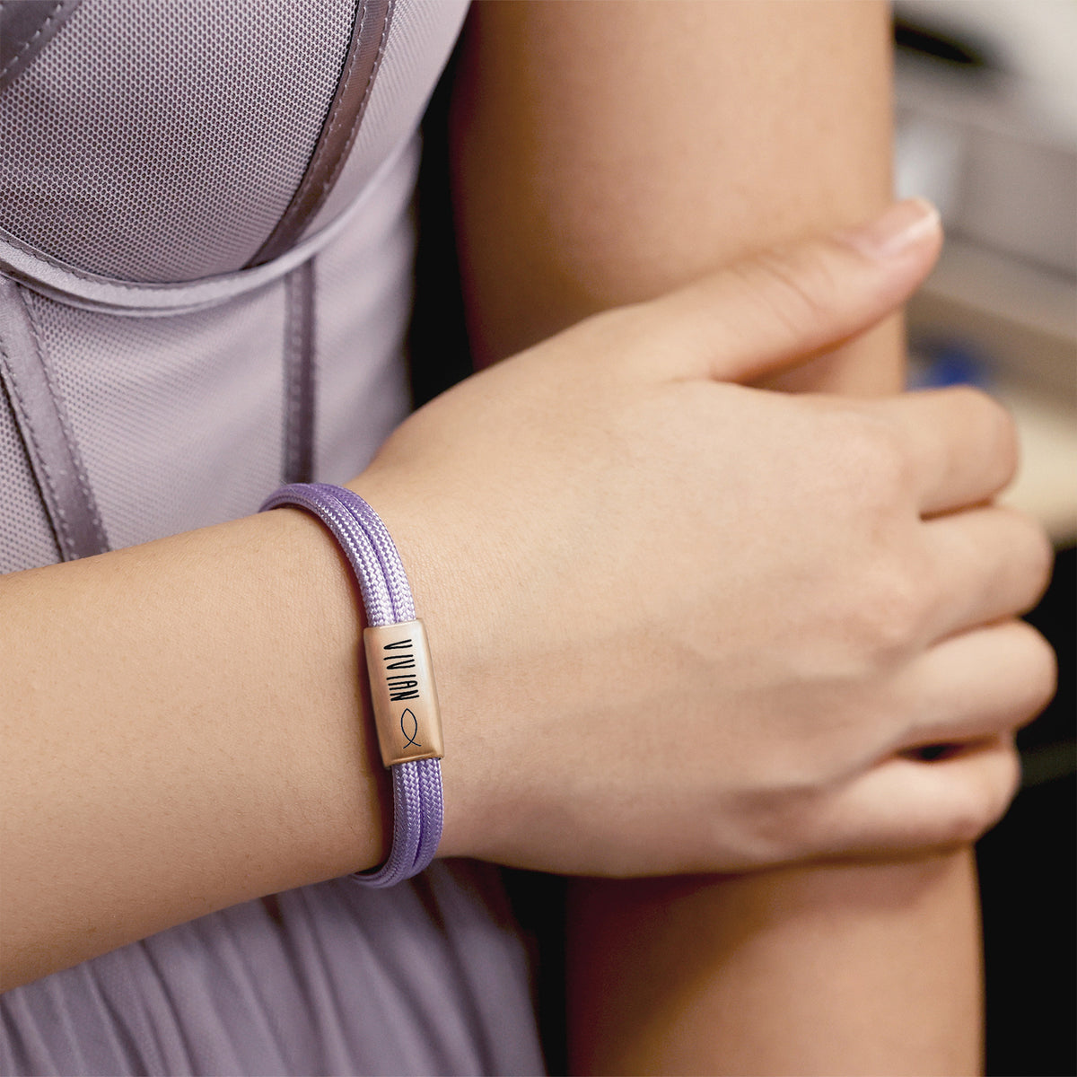 Frau trägt Segeltau Armband mit Gravur in Lila, goldene Plakette mit Namen Vivian