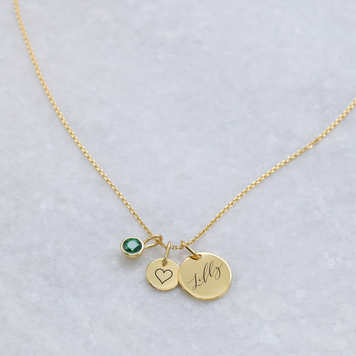Familienkette mit Gravurplättchen, Gold – grüner Stein mit Herzmotiv und Gravur Lilly