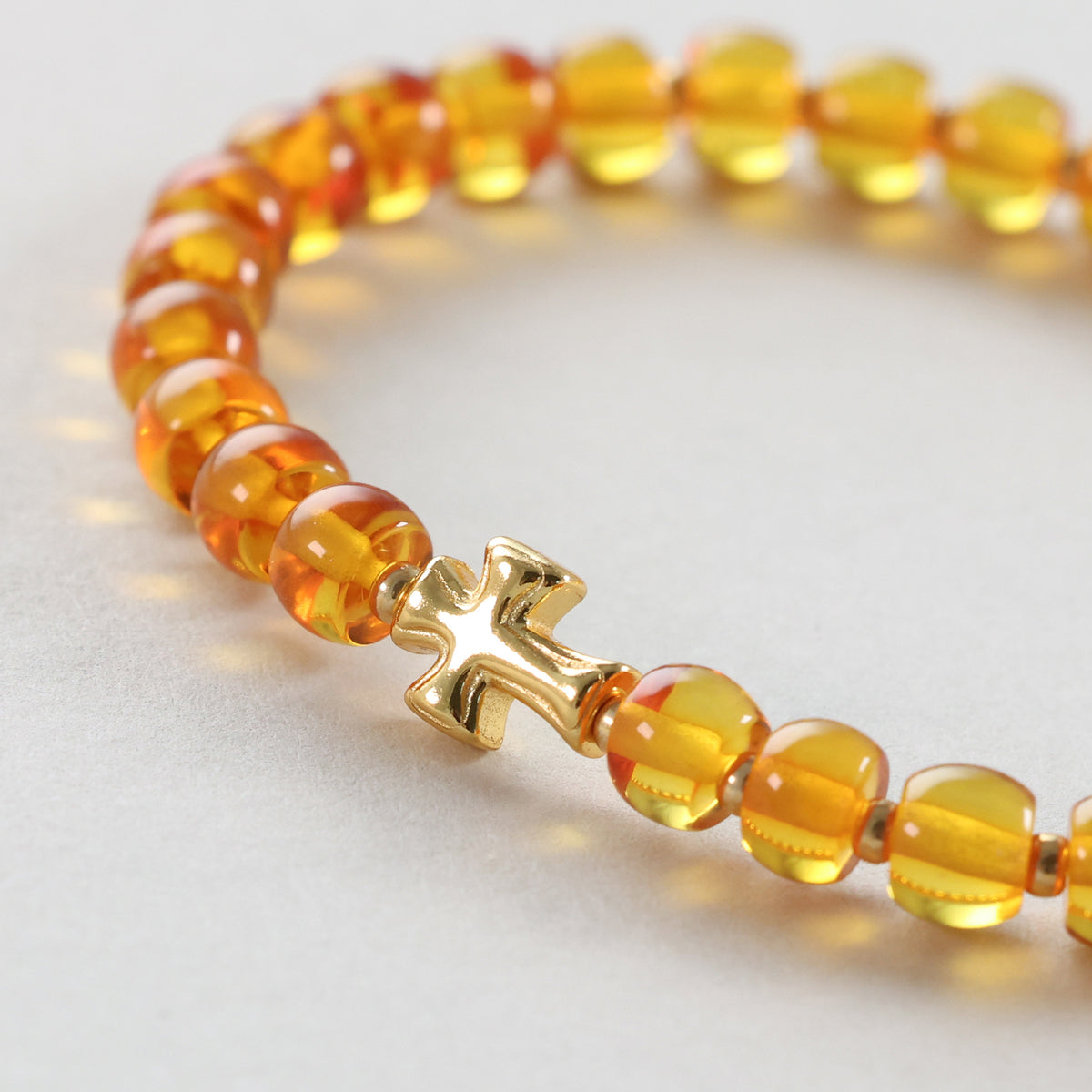 Bernstein Armband mit goldenem Kreuz – 925 Sterling Silber, Nahaufnahme der Bernsteinperlen mit Kreuz