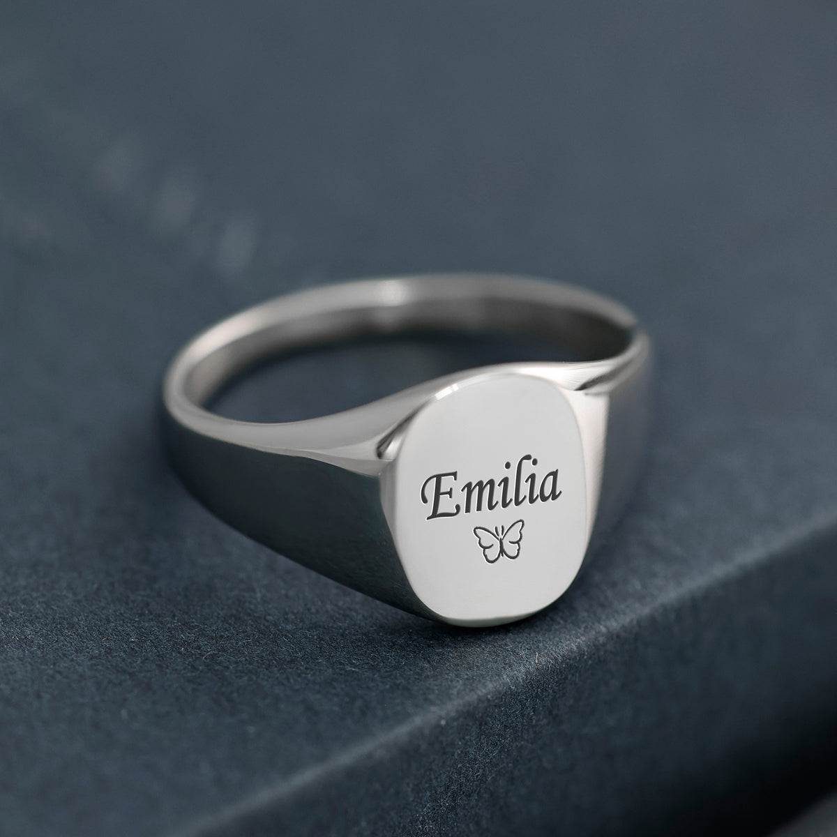 Silberner Siegelring mit Gravur des Namens Emilia und kleinem Schmetterling