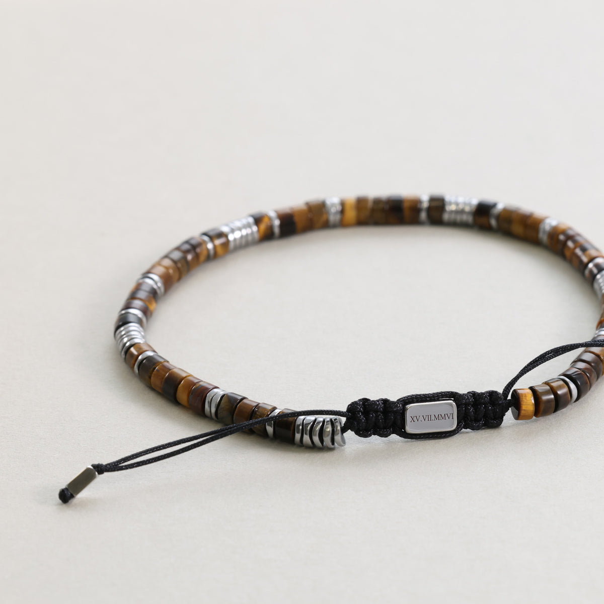Edelsteinarmband mit Tigerauge und Hämatit – Verschluss mit gravierter Datumsangabe in römischen Ziffern