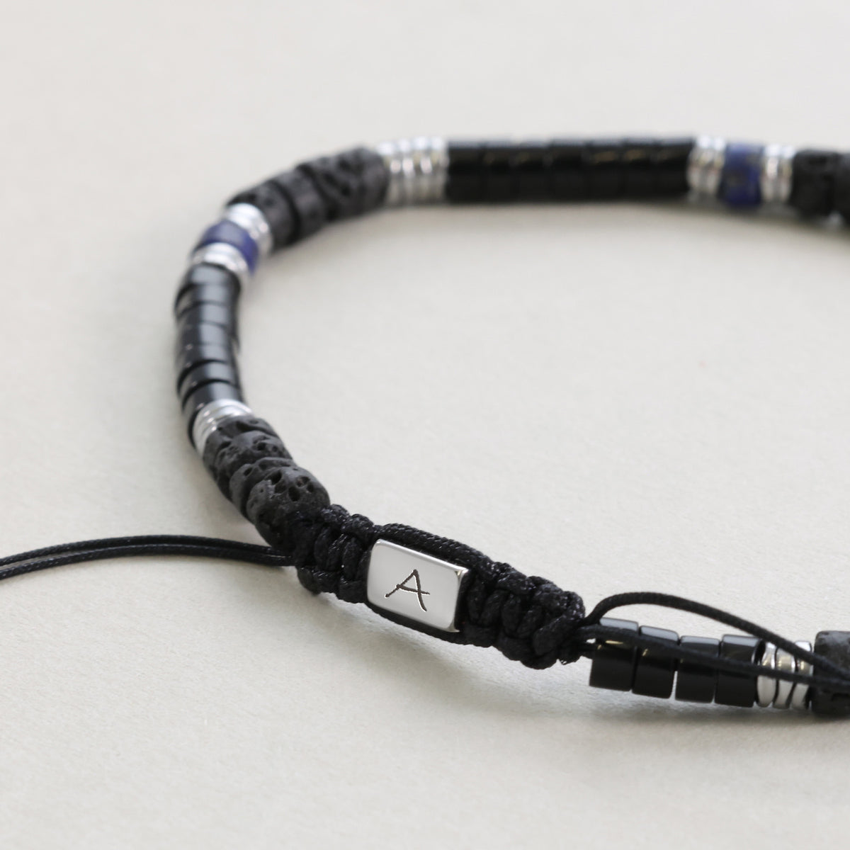 Edelsteinarmband mit schwarzem Turmalin, Lava, Lapislazuli und Hämatit – Nahaufnahme mit graviertem Buchstaben-Anhänger A