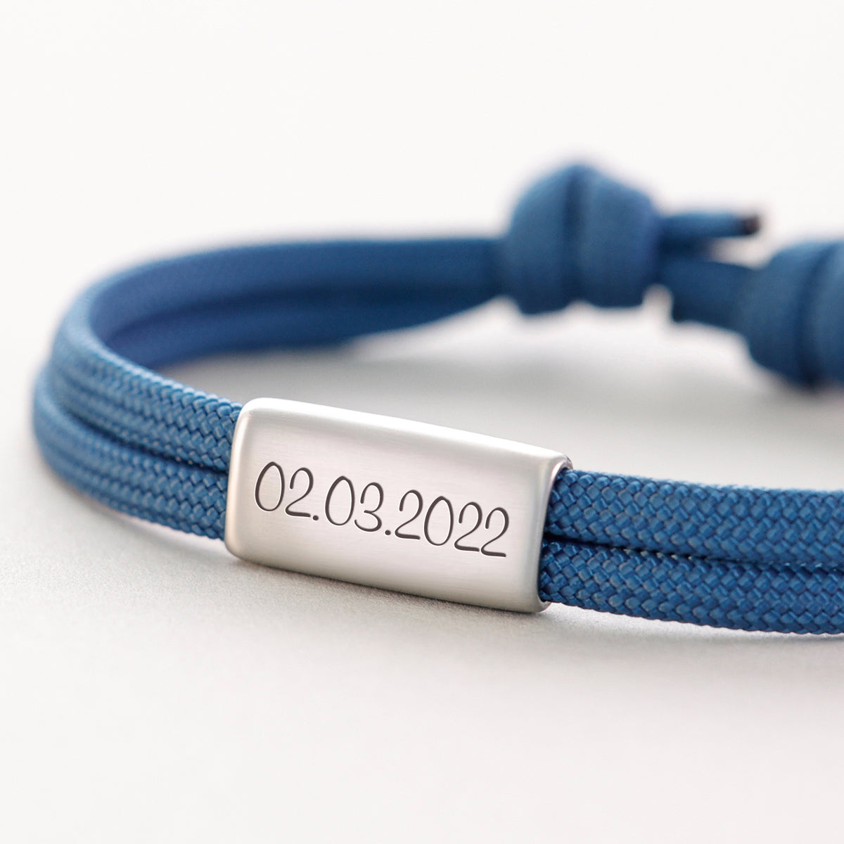 Personalisiertes Segeltau Armband mit Gravur zur Konfirmation – Detailaufnahme des Plättchens mit graviertem Datum