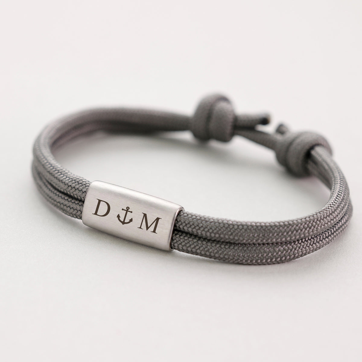 Graues Segeltau-Armband mit graviertem Anhänger D und M und Anker-Symbol