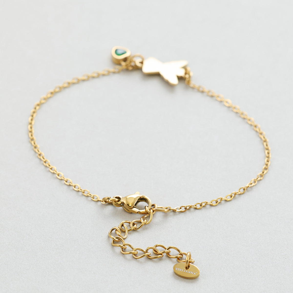 Engel Armband mit Zirkonia Geburtsstein in Gold – Detailansicht von Verschluss, Verlängerungskette und Engelsanhänger