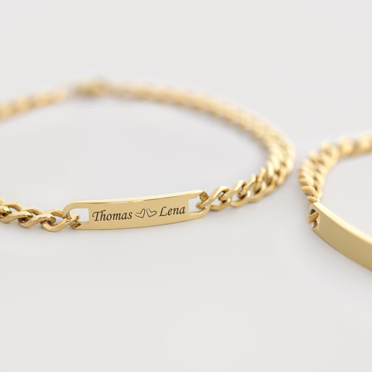 Goldenes Panzerarmband mit graviertem Namensschild Thomas und zwei Herzen, Doppelarmband