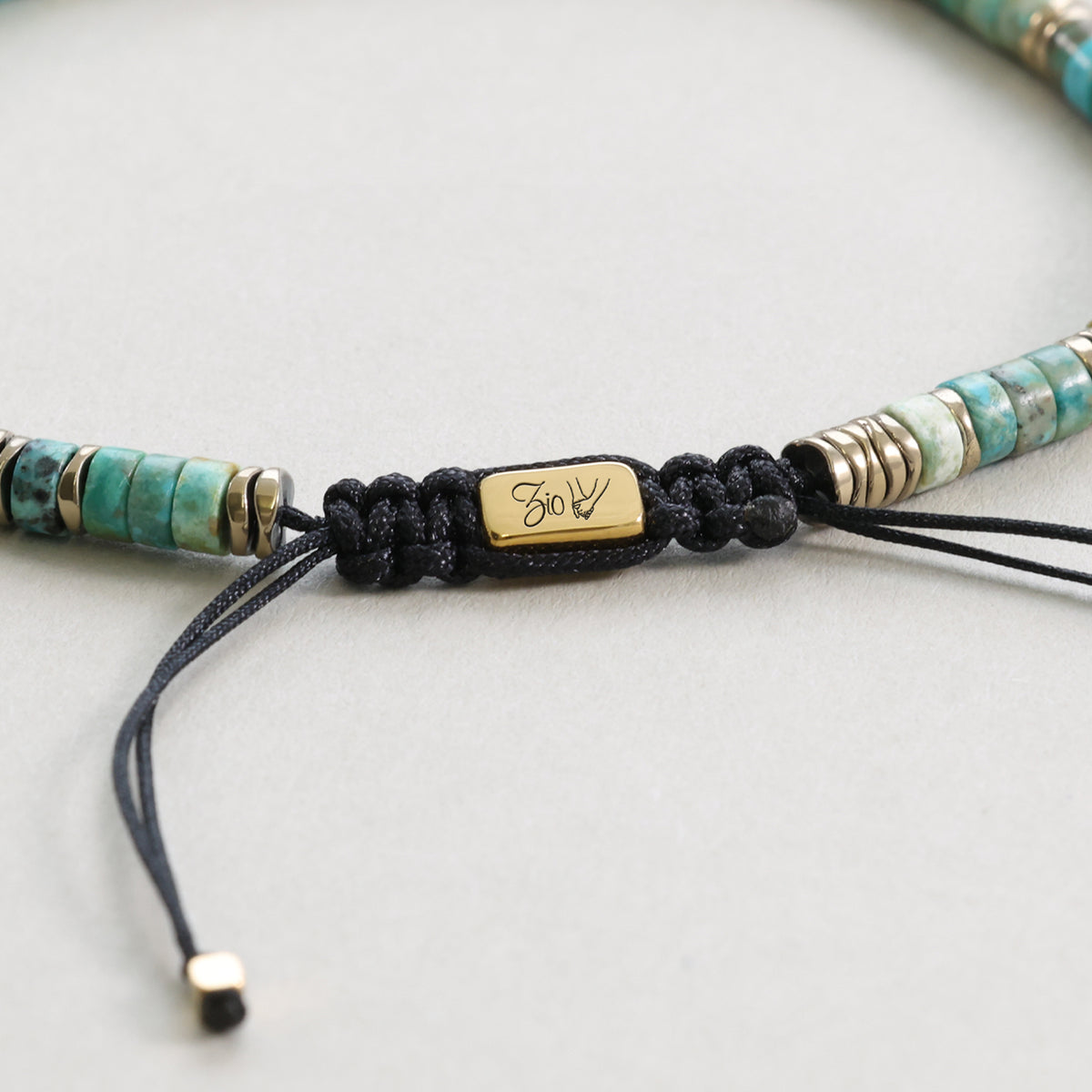 Edelsteinarmband mit Türkis und Hämatit – Nahaufnahme des goldfarbenen Verschlussteils mit Gravur