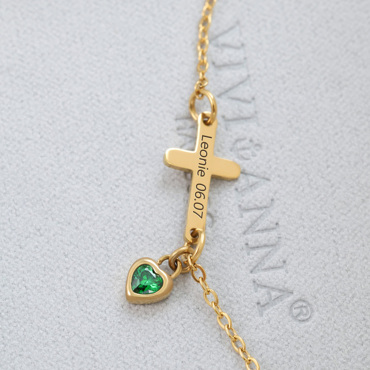 Kreuzarmband mit Herz-Geburtsstein – goldenes Armband graviert 'Leonie 06.07', Nahaufnahme
