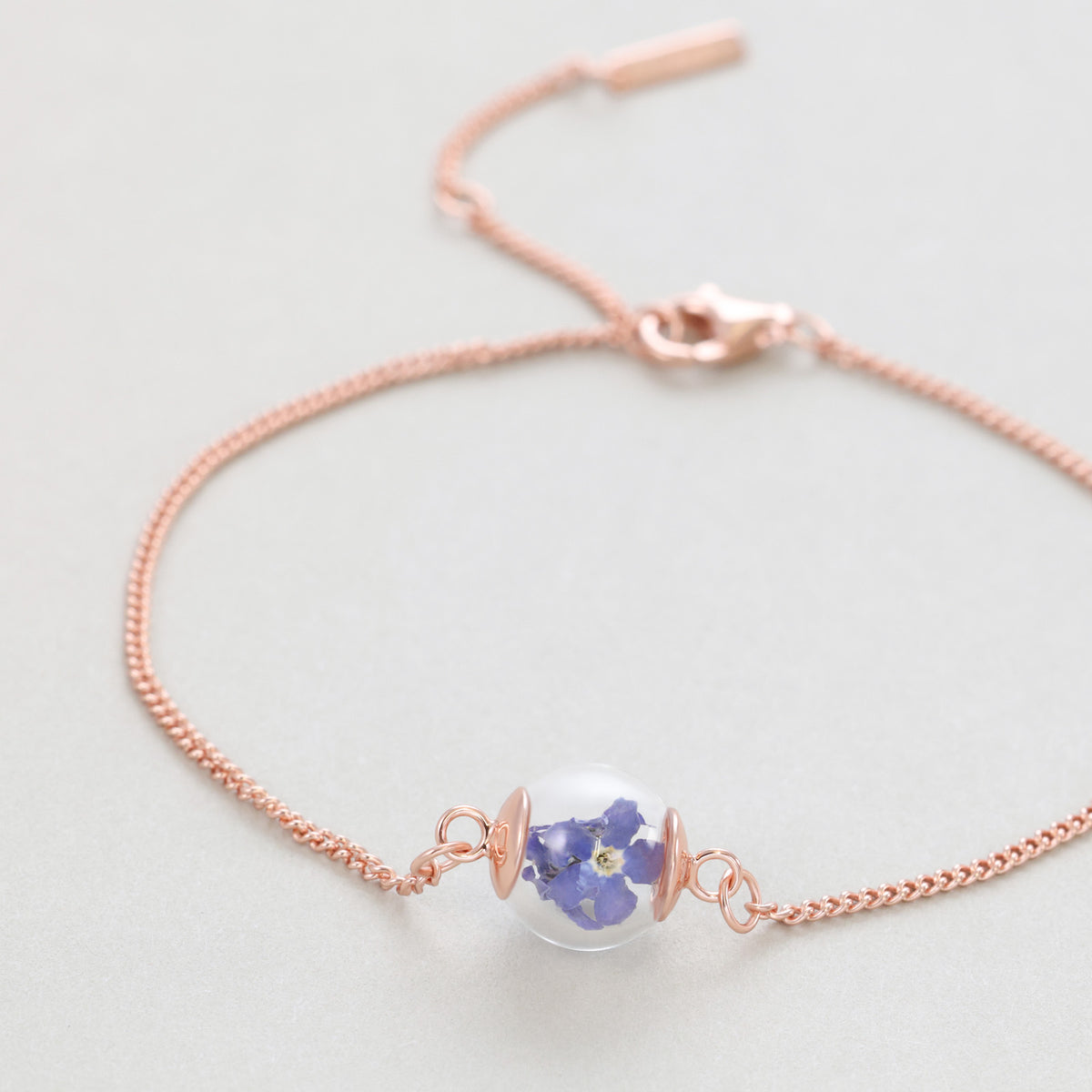 Vergissmeinnicht-Armband mit Gravur in Roségold, Nahaufnahme der Glaskugel