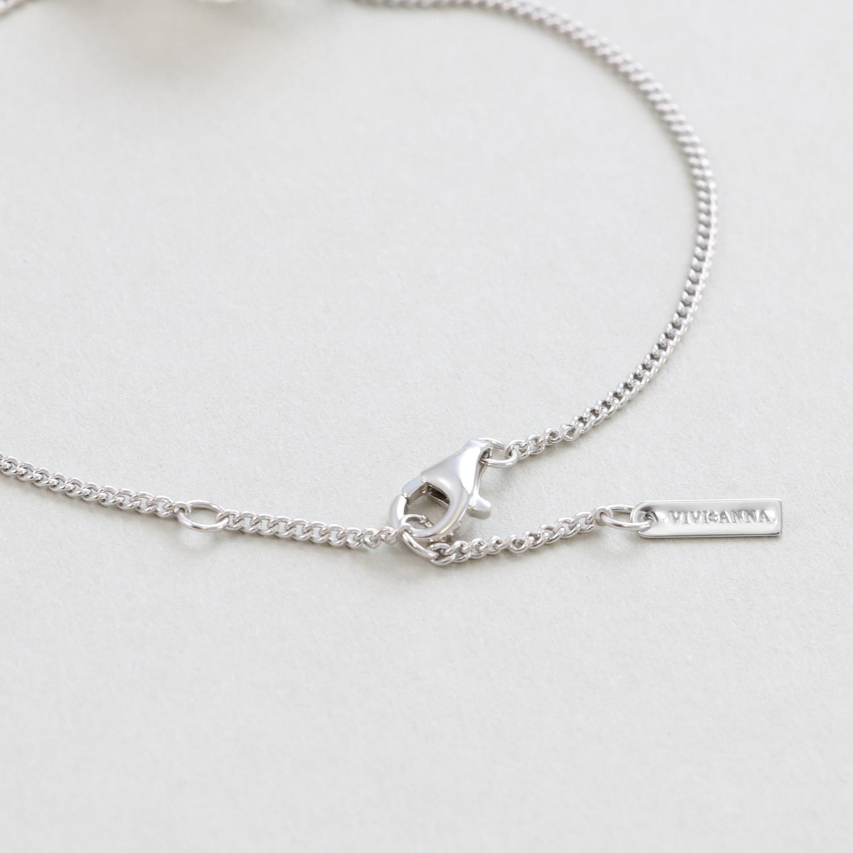 Pusteblumen-Armband mit Wunschgravur in Roségold, Nahaufnahme der Glaskugel